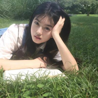 给小酒馆女子喝高杯酒